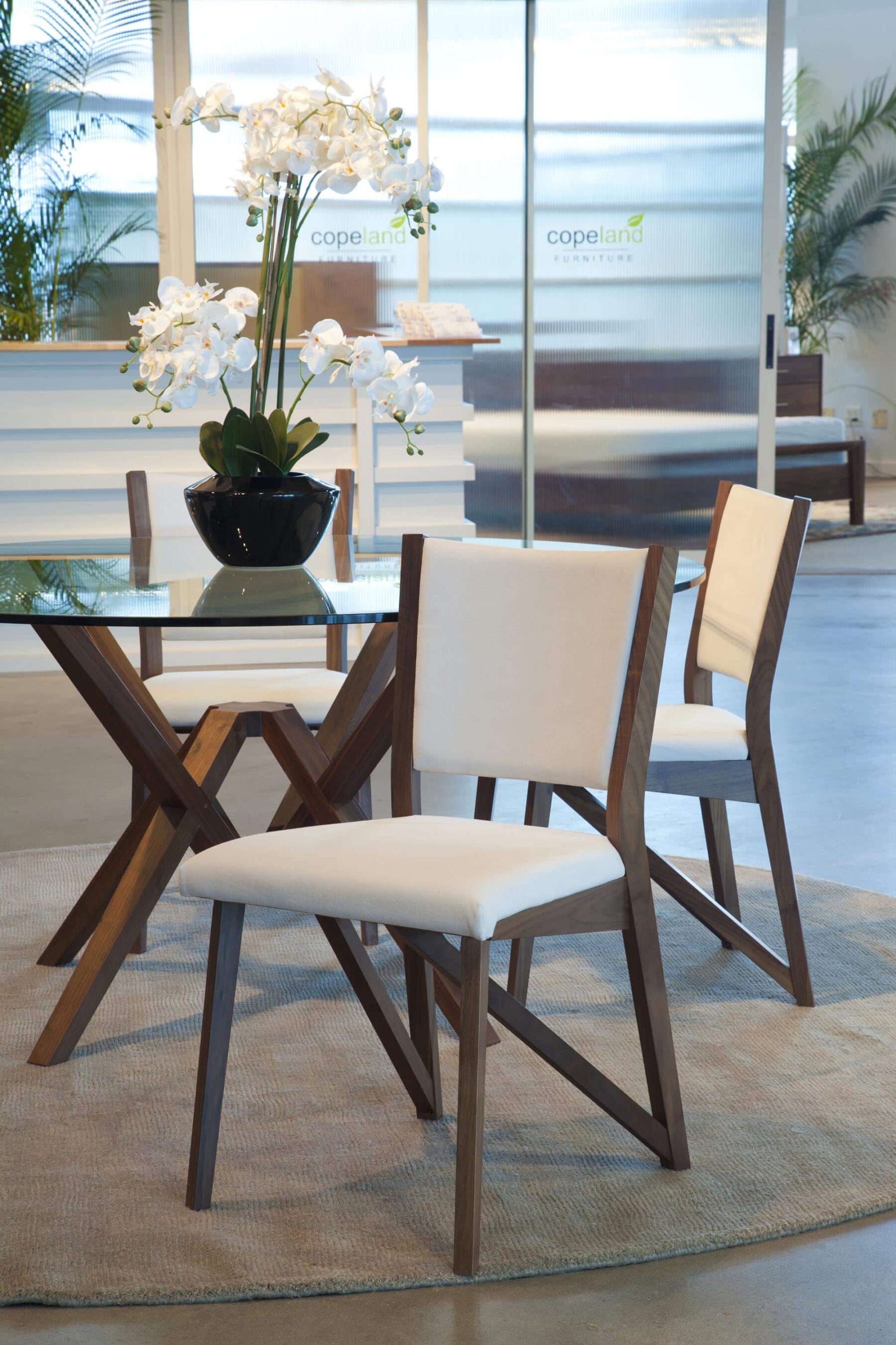 ExeterRoundGlassTopTableAndChairs